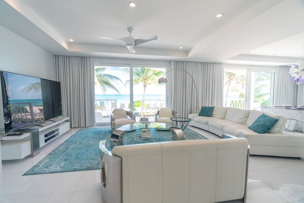 White House - New & Exclusive Luxury Beachfront Villa - Private White Sand Beach - Nassau