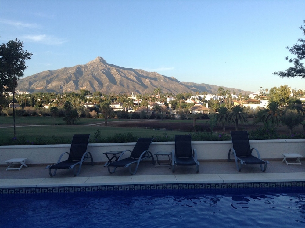Large Luxury Villa With  Heated Swimming Pool & Walking Distance Of Puerto Banus - 巴努斯港
