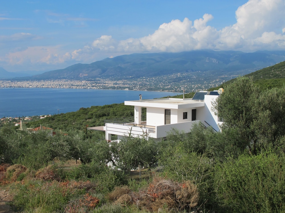 Villa Individuelle De Luxe Avec Piscine Privée Chauffée Et Vue Imprenable Sur La Mer. - Kalamata