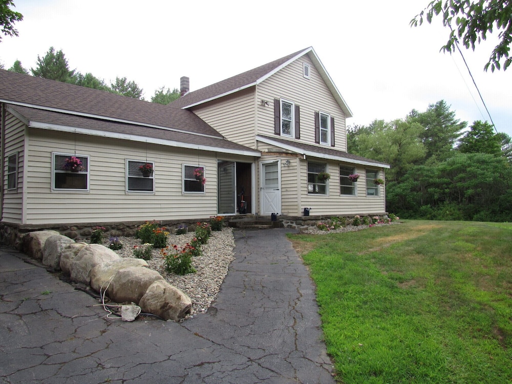 **30 Minutes To Lake George** Spacious Home For Vacation Home Base! - Schroon Lake, NY
