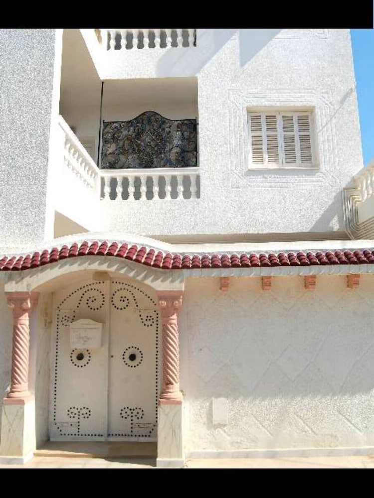Un Grand Appartement Pavillon Bleu Calme Avec  Free Wifi  Moderne Et Bien éQuipé - Sousse