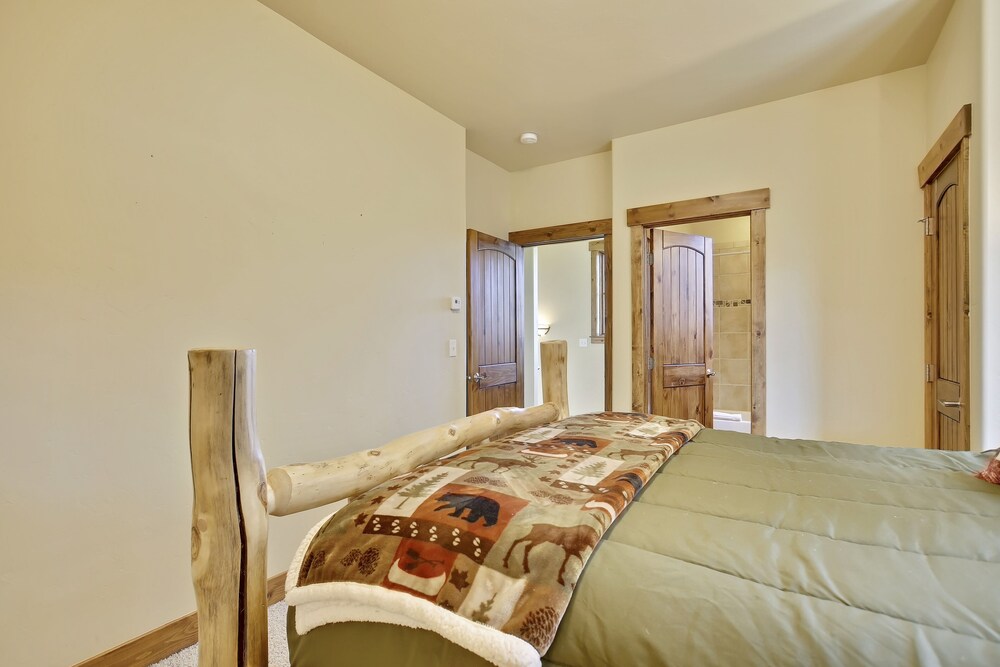 Slopeside Luxury Villa 126 / Ski Views / Hot Tub / Best Price - $500 Free Activities Daily - Winter Park, CO