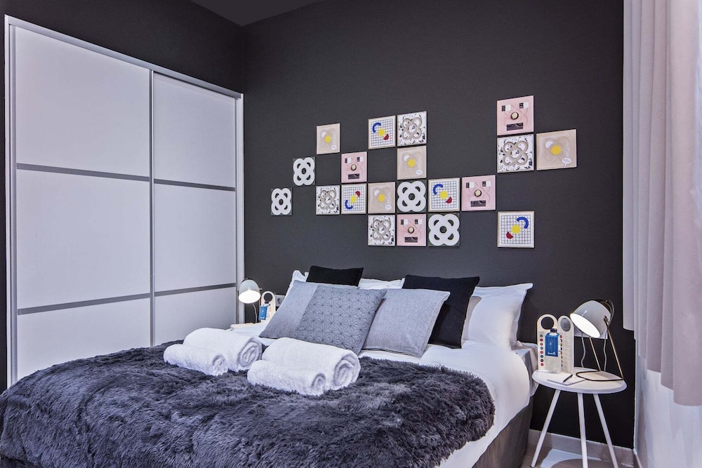 Callao Ii - Four Bedroom Apartment, Sleeps 8 - Barcelona-El Prat Airport (BCN)