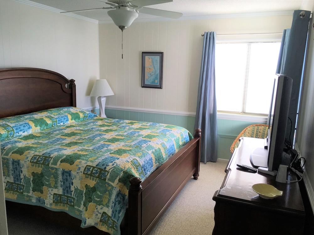 Wonderful Ocean View Condo And Steps Away From The Beach - Morehead City, NC