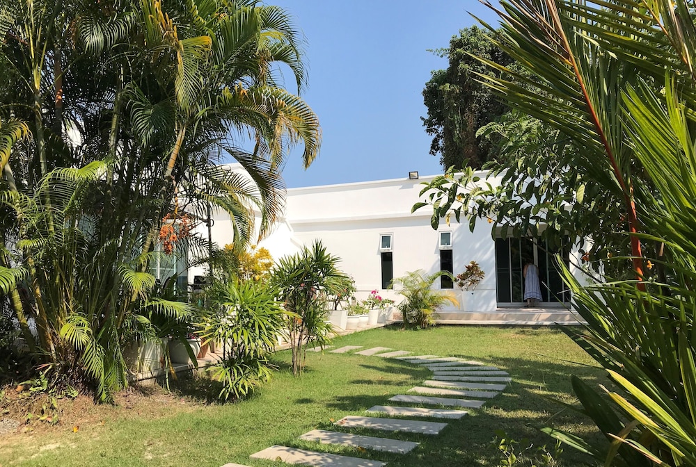 La Terrasse Spacieuse Villa De Luxe Moderne Avec Piscine Hors Sol Et Jardins - Thaïlande