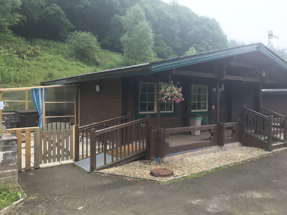 Self Catering Holiday Lodge In 6 Hektar Bewaldeten Hillside In South Wales - Wales