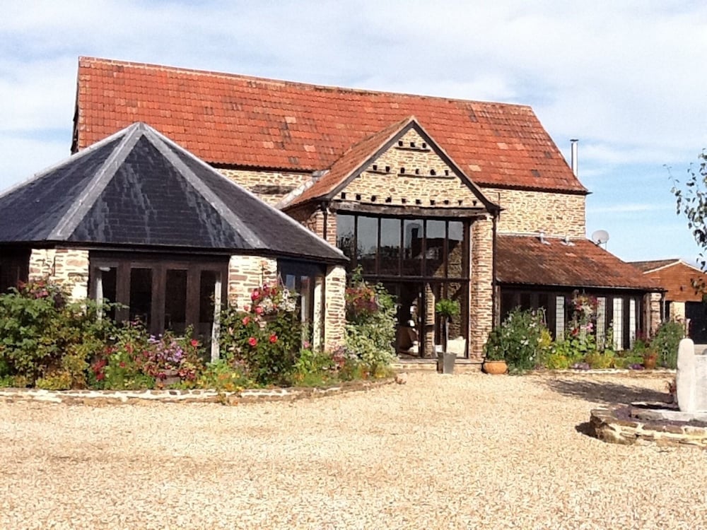 Elegantly Furnished Former Barn In Quiet Rural Spot, South Cotswolds. - Gloucestershire