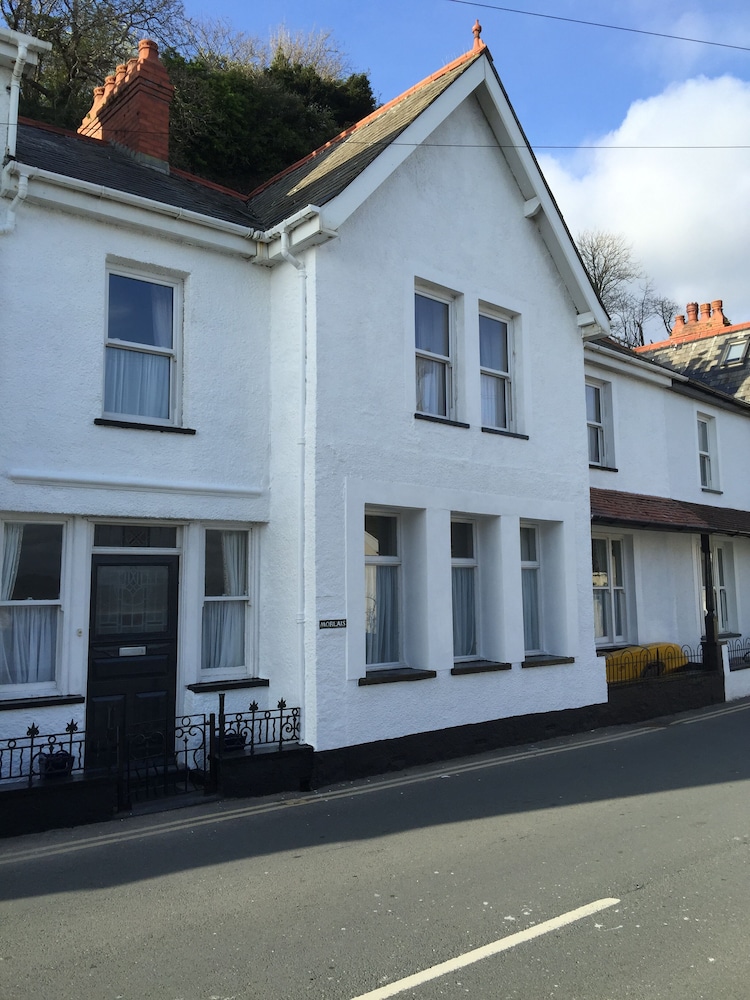 Large 5 Bedroom Sea Front Family Home In Aberdovey Village Which Sleeps 11. - Aberdovey