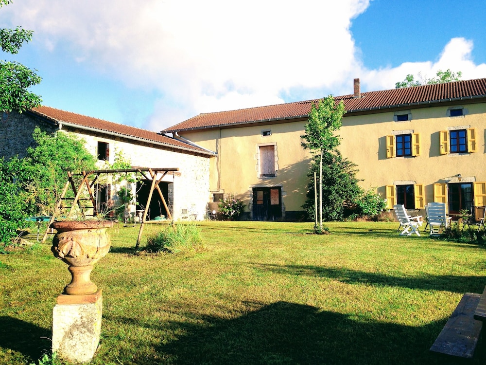 1896 Farmhouse 5 Rooms 9 Guests. Great Nature In Farming Country. - Auvergne