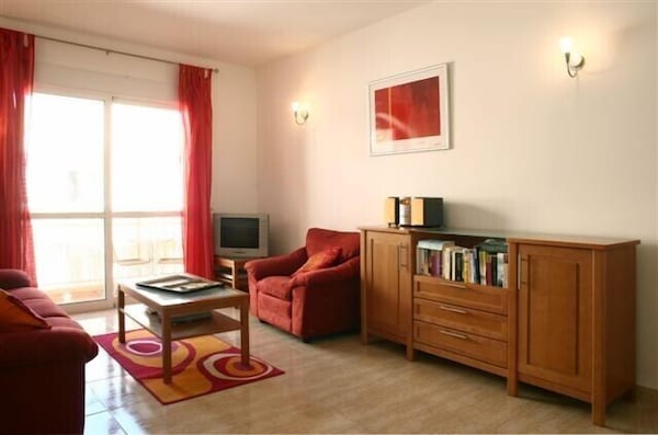 Lovely 2 Bedroom Apartment With Air Con And Excellent Communal Pool & Bar - Quarteira