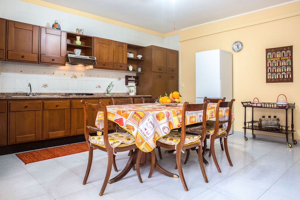 Independent Villa Located A Few Minutes Walk From The Beach In Quiet Area - Palermo