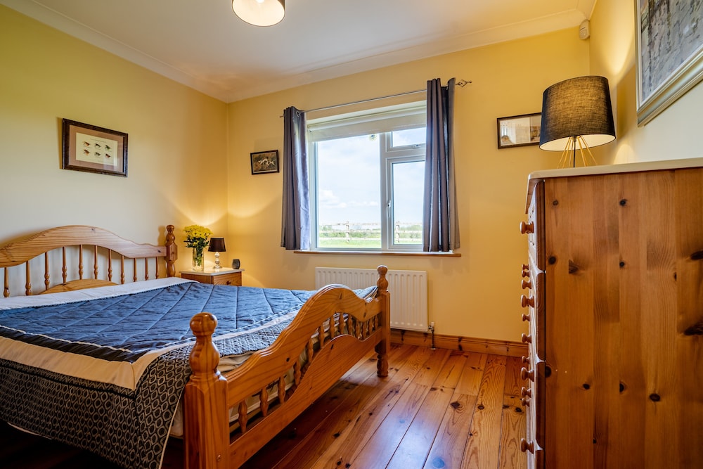 Brownstown Lodge - Fishing Lodge & Country House With Lake View And Secluded Location - Mayo