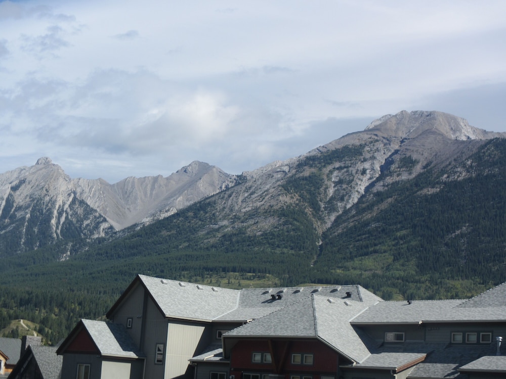 Mountain Views,  Top Floor,  Large Deck,  Comfortable Beds - Canmore