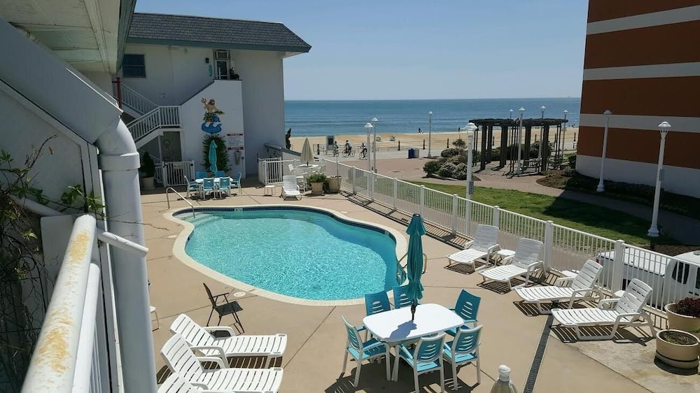 Virginia Beach Oceanfront Studio, Lawn, Boardwalk, Pool, Beach - Virginia Beach, VA