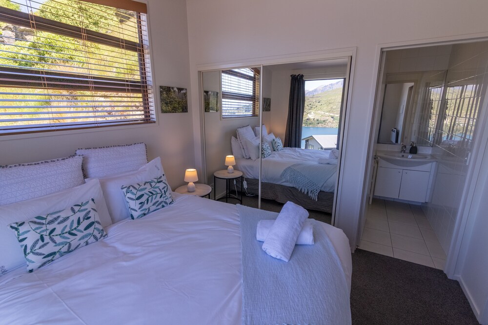 Goldfields Gem - Stunning 3-bedroom House With Panoramic Lake And Mountain Views - Queenstown