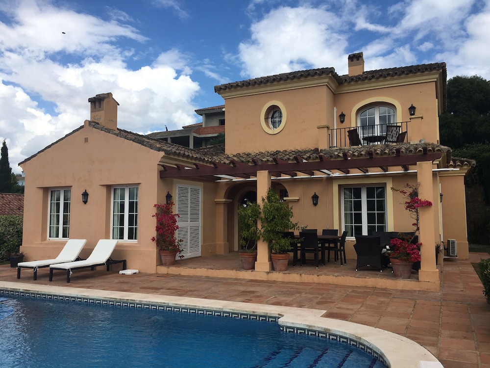 3 Bedrooms, 3 Bathrooms, Private Heated Pool, Garden Area And Golf Course Views - San Roque