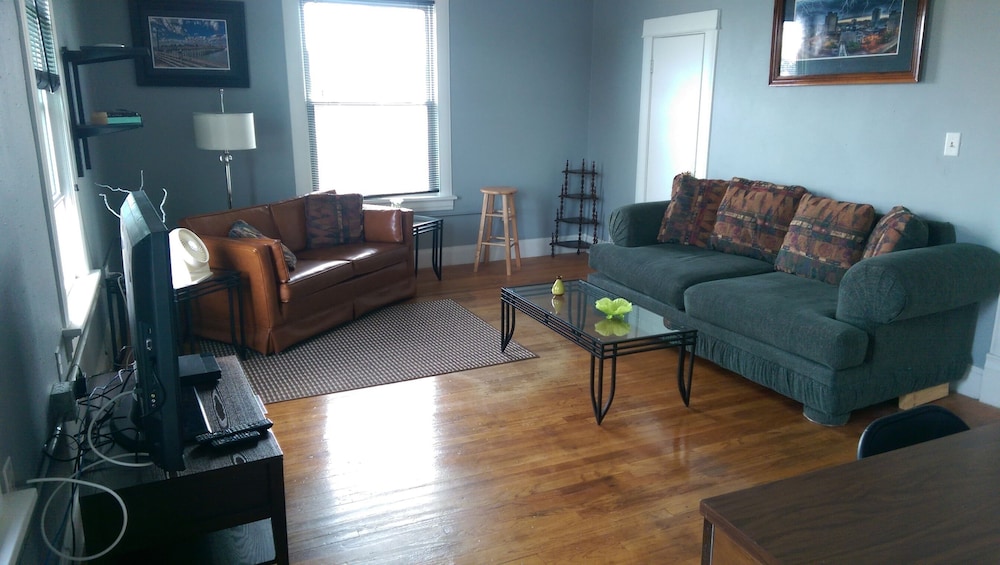 Spacious 2 Level Apartment Above Pro Video On 6th Street Nw In Cedar Rapids - 시더래피즈