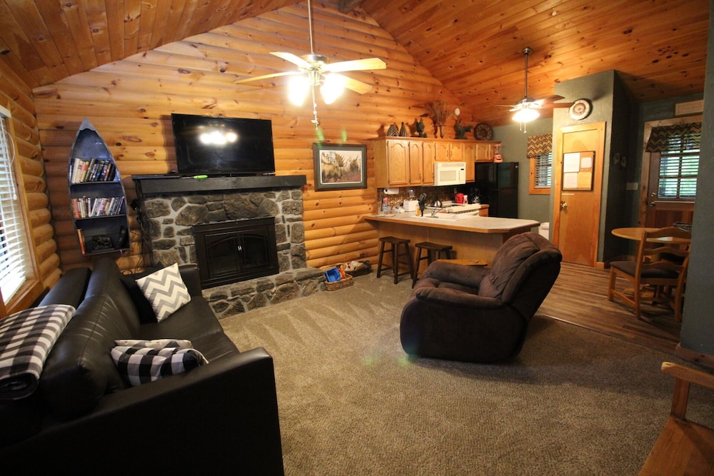 Log Cabin 2 Pools, Wooded, Secluded,jacuzzi, Wifi, Nature Trails,1 Mile From Sdc - Table Rock Lake