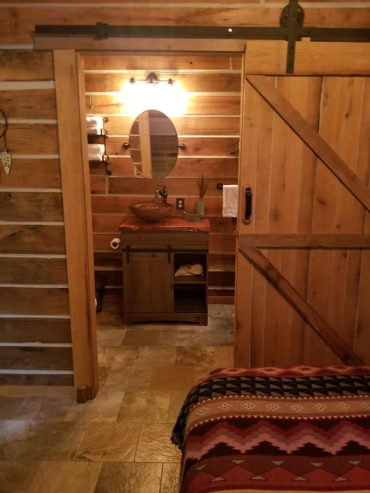 Adamsrock Cabins Mezcla El Encanto De Los Nativos Americanos Con Lujo Y Confort Contemporáneo. - Illinois