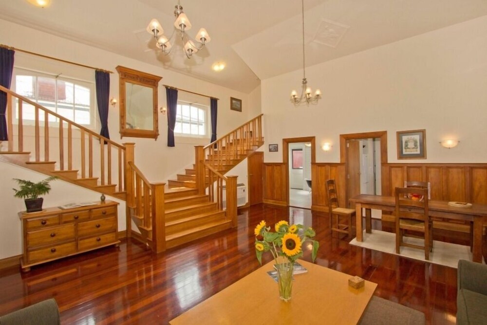 The Orange Lodge - Petone - Wellington - Banda Ancha - Wellington