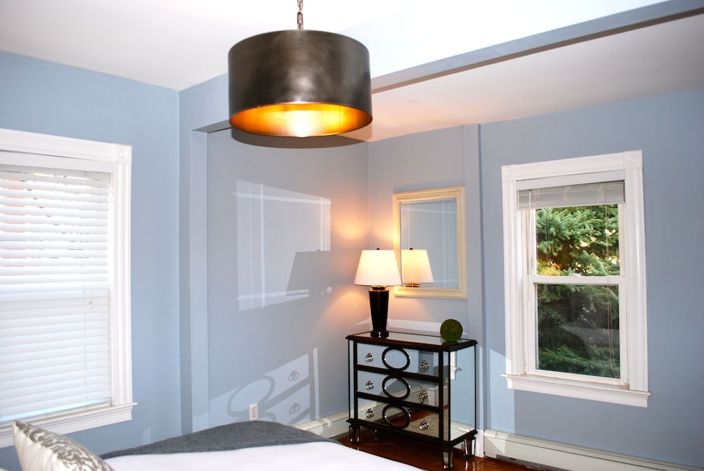 5-bedroom House. Close To Airport, Bus & Train. 10 Min From Boston. Sleeps 10. - Newton, MA