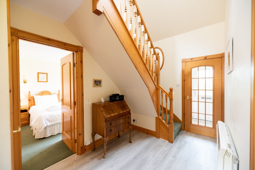 4 Star, 4 Bedroom, 3 Bathroom Scottish Cottage With Sensational Loch And Mountain Views - Crianlarich