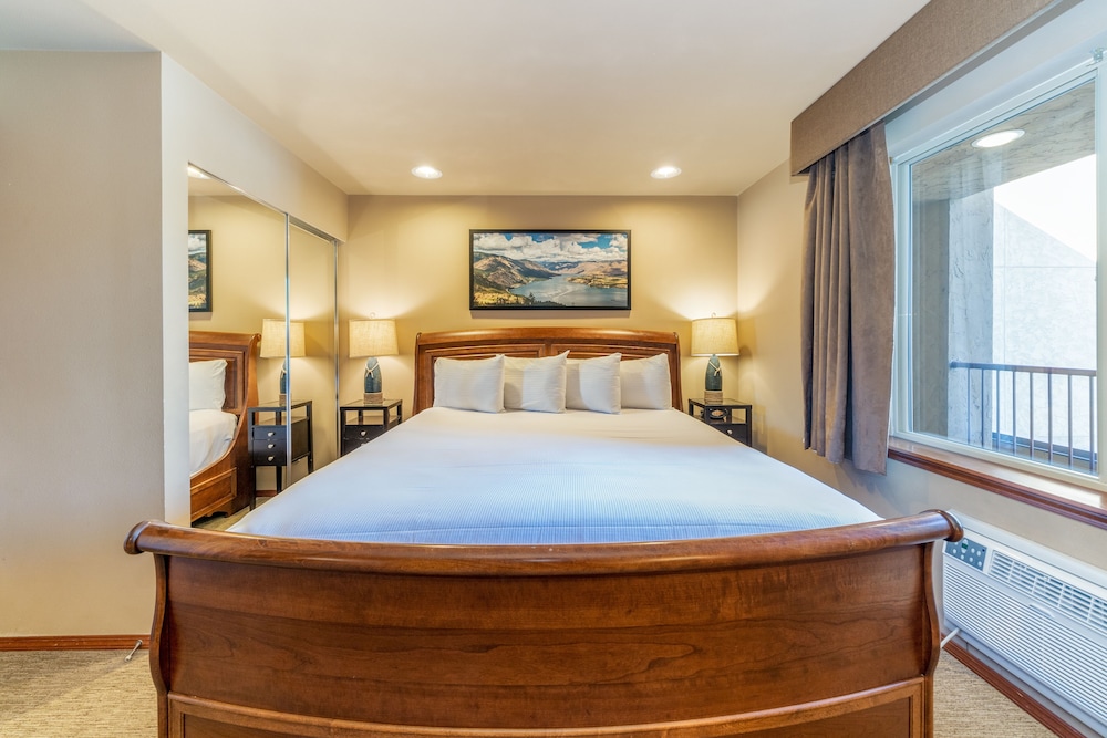 Grandview Lake View 530! Luxury 2 Bedroom Executive Condo, Sleeps Up To 6! - Manson, WA