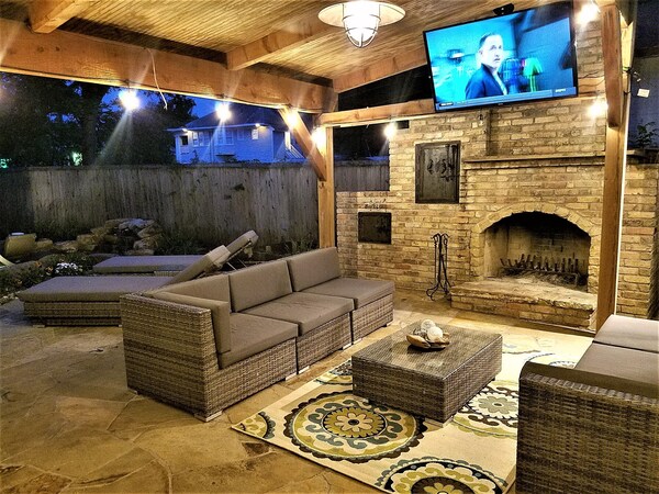 Near It All! Backyard Oasis, Heated Pool & Spa, Outdoor Kitchen/bar Fireplace - Cedars - Dallas