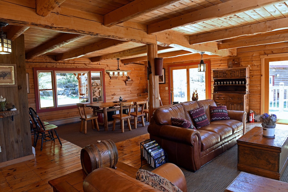 A Great 4 Season Home ;  Relaxing, Rustic, Scenic - This Home Has It All - Stowe, VT