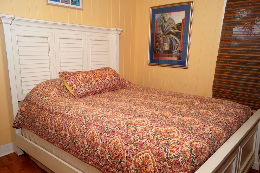 Steps To The Beach, Family And Pet Friendly Real Beach Cottage - Dunedin, FL