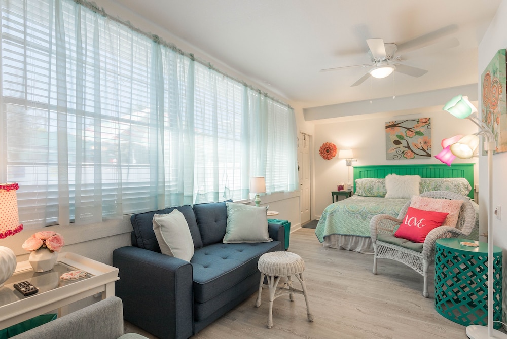 Cozy Studio Apt In Quaint Quadraplex Home. Steps To Beach! King Bed. Sleeps 2. - Holmes Beach, FL