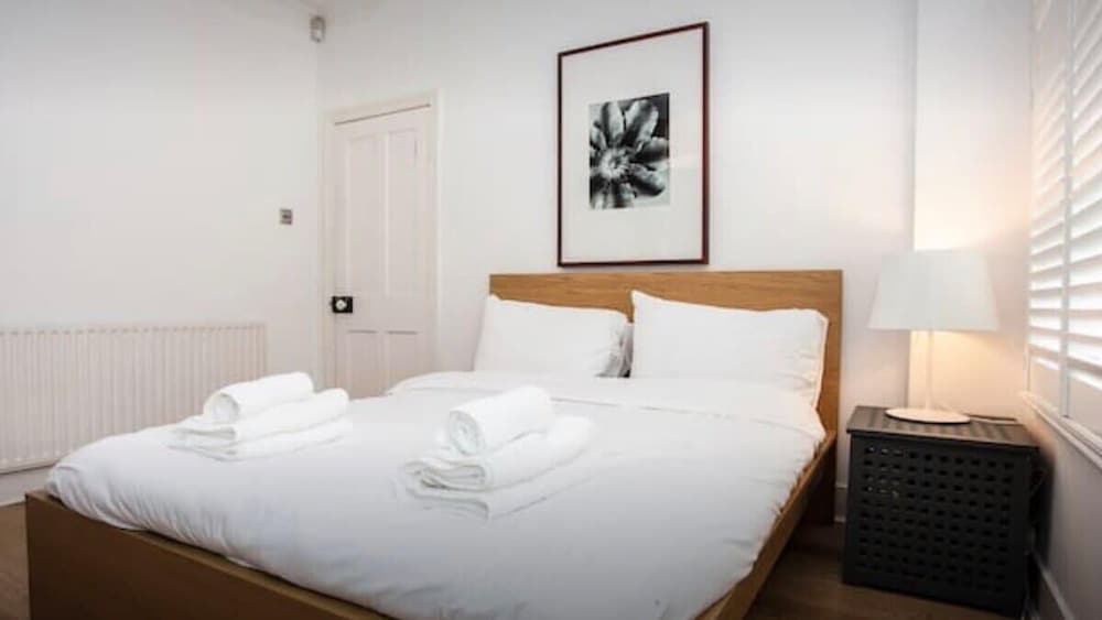 Stylish Newly Refurbished 2 Bedroom Flat With Terrace - Victoria - London