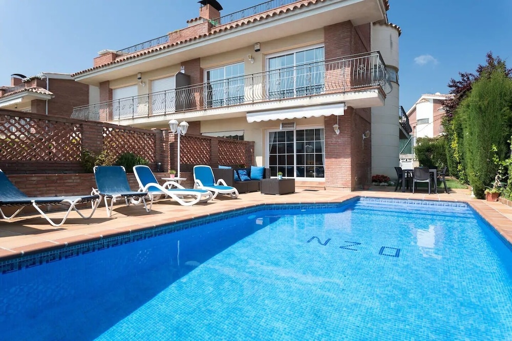 Familie Huis Met Zwembad Zeer Dicht Bij Het Strand - Mataró