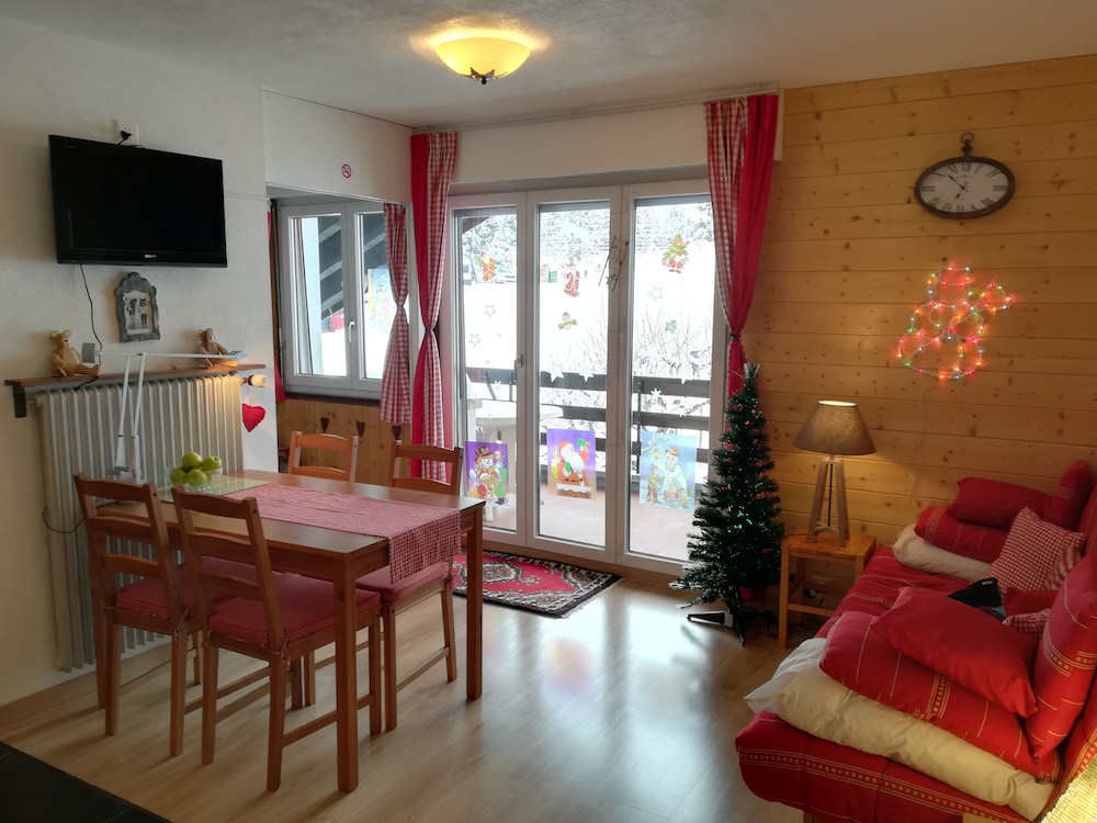 Cosy & Romantic Chalet-style Flat With Mountain View: Ideal For Skiing & Hiking - Suisse