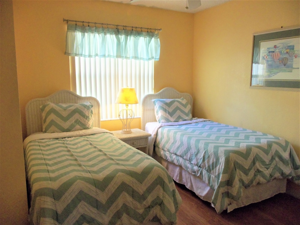 Single Level 2 Bed 2 Bath Villa. Only 5 Miles To Disney's Main Gate. Heated Pool,spa, Bbq & More. - Florida