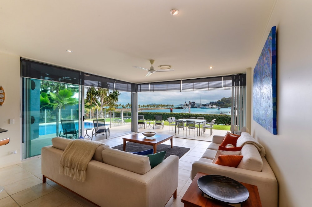 Pavillion 17 - Waterfront Spacious 4 Bedroom With Own Inground Pool And Golf Buggy - Hamilton Island