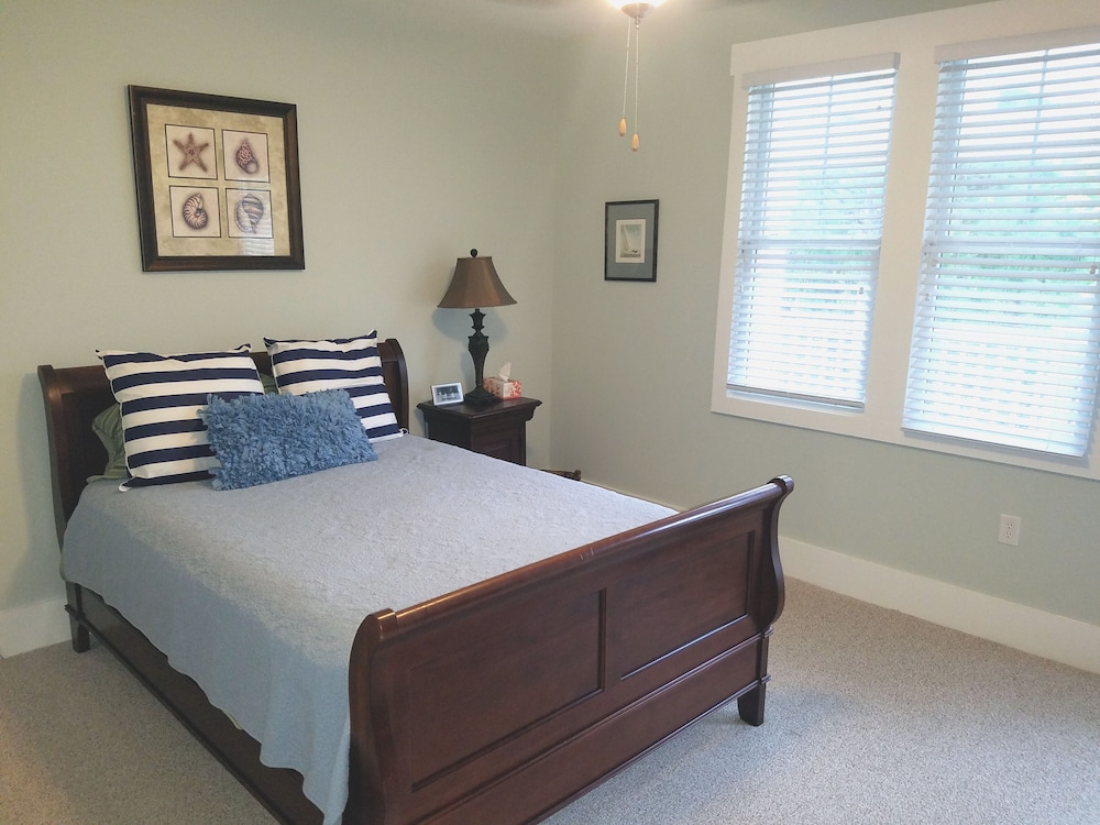 Spacious Upscale Condo,  Monthly Rates Available October- April,  Call Owner - Oak Island, NC