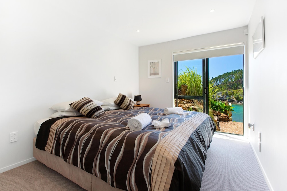 Beachfront Enclosure Bay -  4 Bedroom Home With The Beach On Your Doorstep! - Waiheke Island