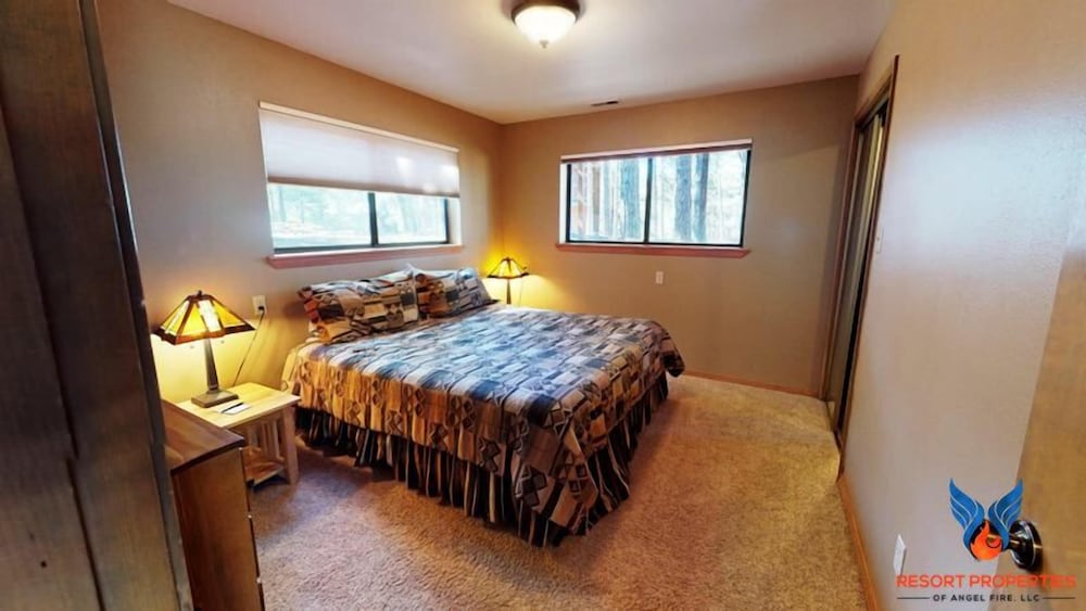 Close To Mountain Activities | Pet Friendly | Hot Tub | 5k Cabin - Angel Fire, NM