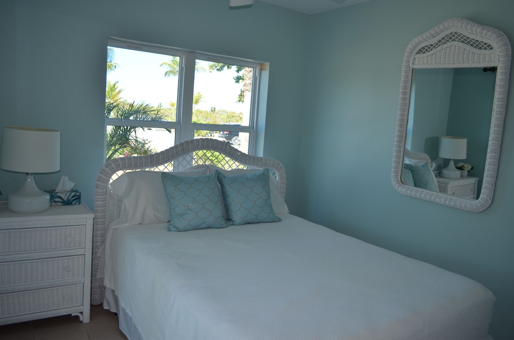 Beautiful 2-bedroom, 2-bathroom Condo: Oceanscape B1-101 - Turks and Caicos Islands