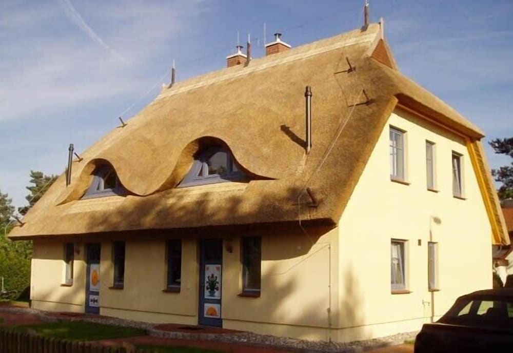 Beautiful Thatched Roof House With South-facing Terrace, 2 Shower Rooms And 2 Parking Spaces - Prerow