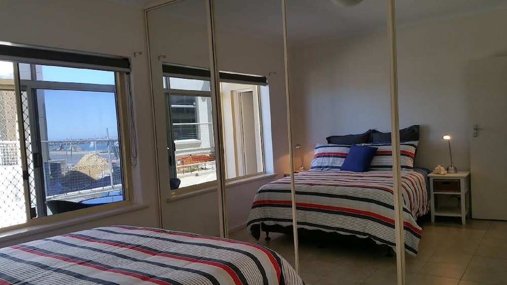 Acaill Accommodation - Esplanade Living! Self Check-in,  Self Check-out - Adelaide SA, Australia