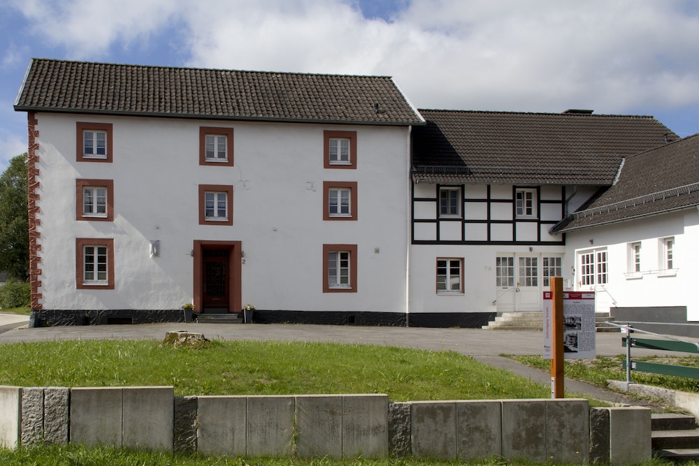 Denkmalgeschütztes Haus Mit Mehreren Ferienwohnungen - Monschau