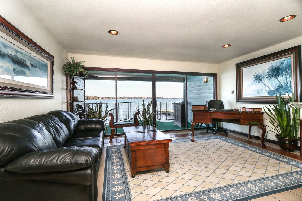 ⭐Luxury Waterfront Condo ⭐ Private Balcony Over The Water W/ Three Mile View! ⭐ - Conroe, TX