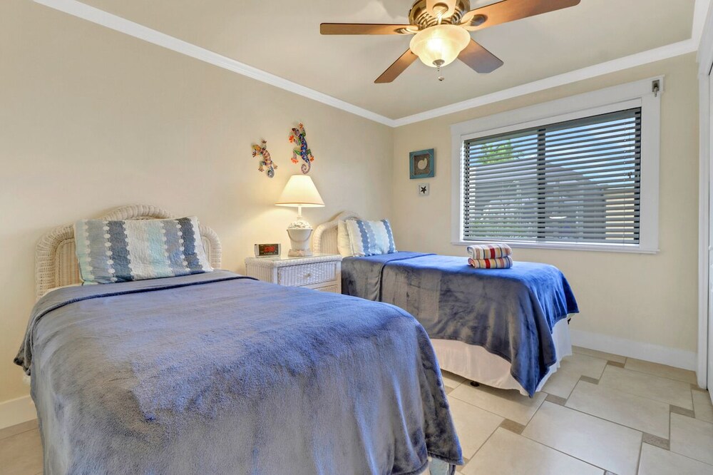 Casa Delo 1028 Se Cape Coral 3b 2ba Den Oversized Electric Heated Pool Located On Intersection Canal - Cape Coral, FL