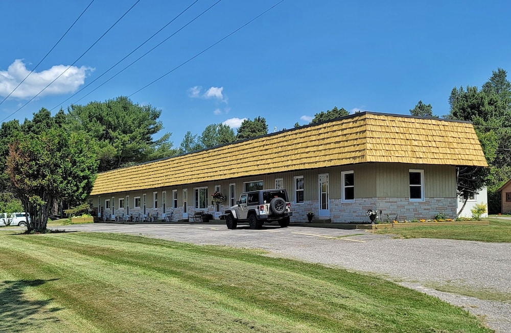 Maciver's Motel & Campground - Ontario