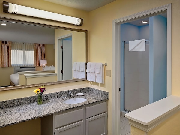 Discover Attractions: Family Comfort, On-site Amenities For A Memorable Stay - Chesterfield, MO