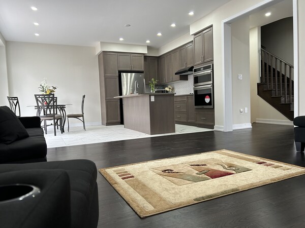 Spacious Luxurious House,19 Minutes To Niagara Falls And All Major Amenities - ウェランド