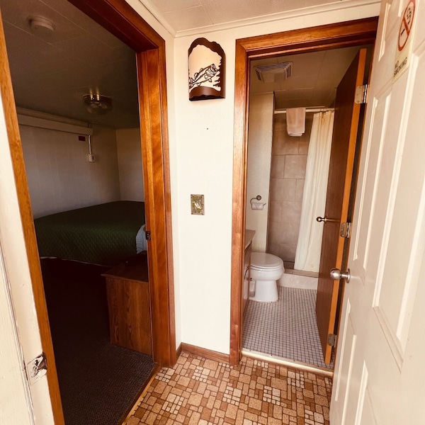 Private Room + Bath  In Nostalgic Motel Overlooking Lake Onalaska - La Crosse, WI