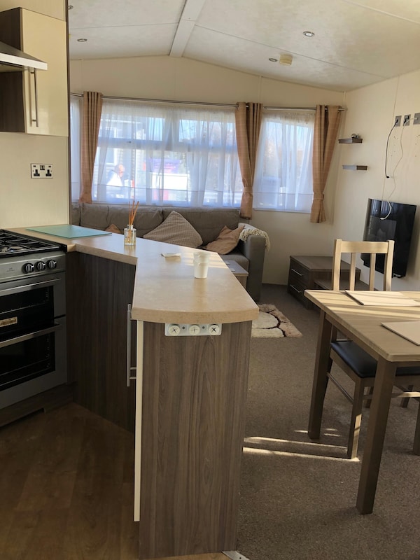 Gorgeous 6 Berth Caravan With Large Decking Area, Essex Ref 44009f - Harwich